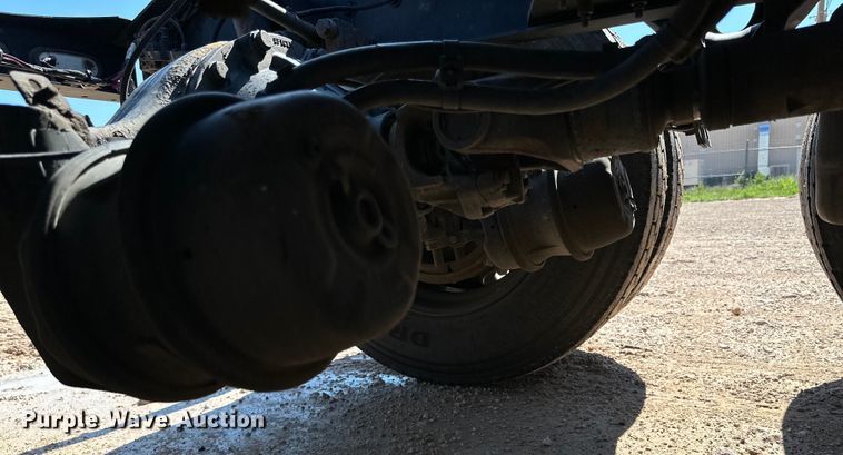 image for item ZA0424 2020 Peterbilt 579 semi truck