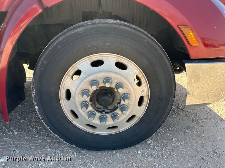 image for item ZA0424 2020 Peterbilt 579 semi truck