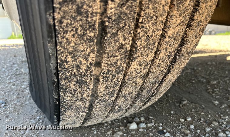 image for item ZA0424 2020 Peterbilt 579 semi truck