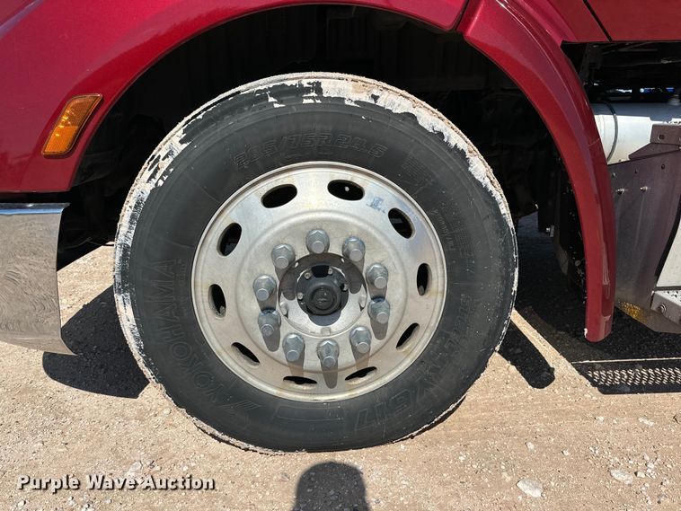 image for item ZA0424 2020 Peterbilt 579 semi truck