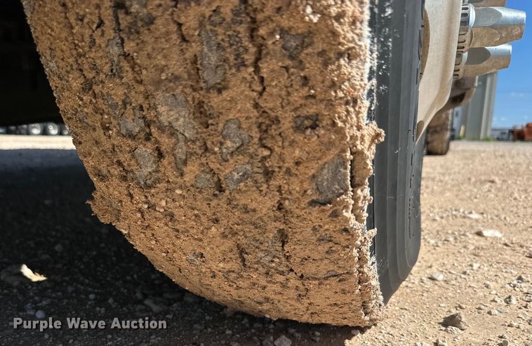 image for item ZA0424 2020 Peterbilt 579 semi truck