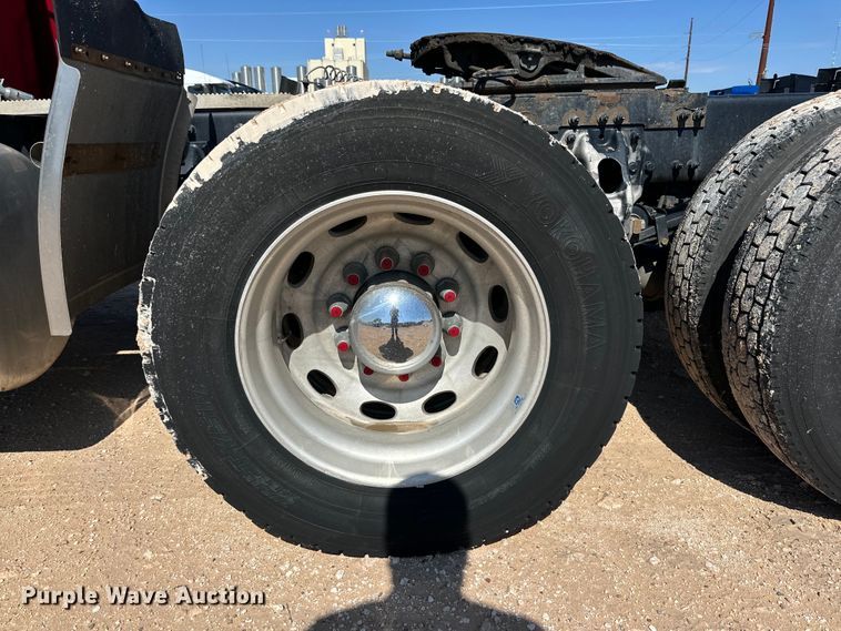 image for item ZA0424 2020 Peterbilt 579 semi truck