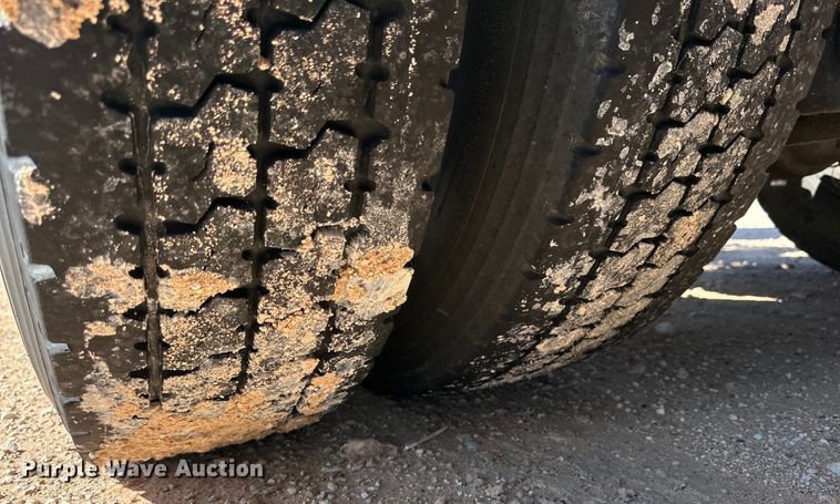 image for item ZA0424 2020 Peterbilt 579 semi truck