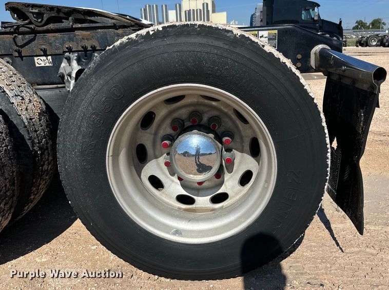 image for item ZA0424 2020 Peterbilt 579 semi truck