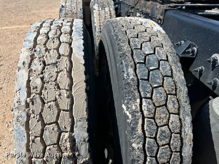 image for item ZA0424 2020 Peterbilt 579 semi truck