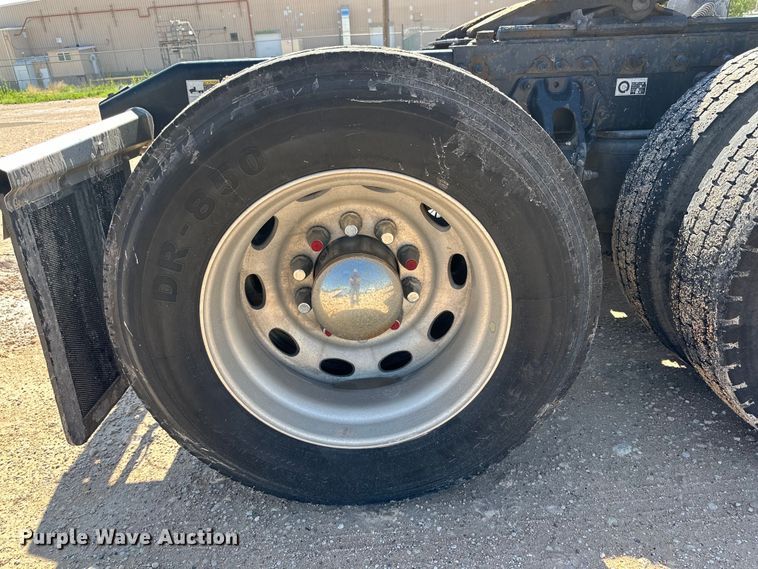 image for item ZA0424 2020 Peterbilt 579 semi truck