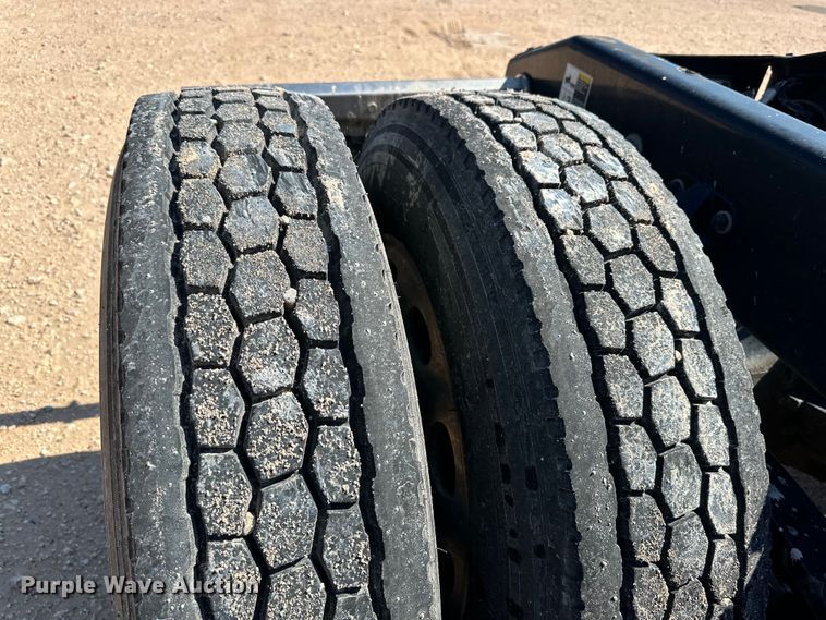 image for item ZA0424 2020 Peterbilt 579 semi truck