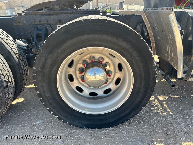 image for item ZA0424 2020 Peterbilt 579 semi truck