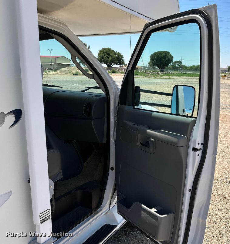 image for item DK6648 2004 Coachmen Leprechaun RV