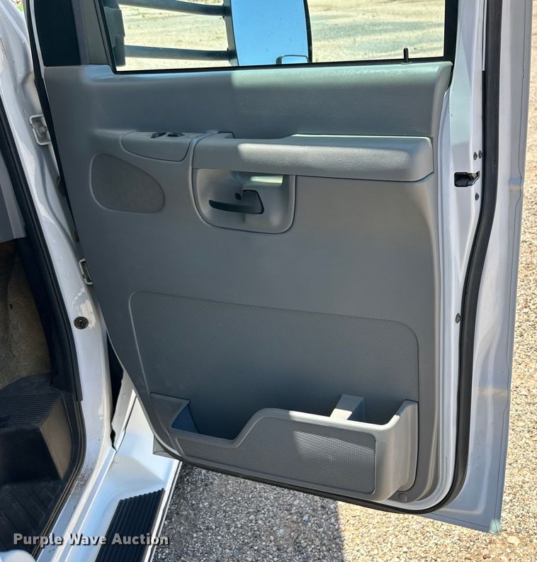 image for item DK6648 2004 Coachmen Leprechaun RV