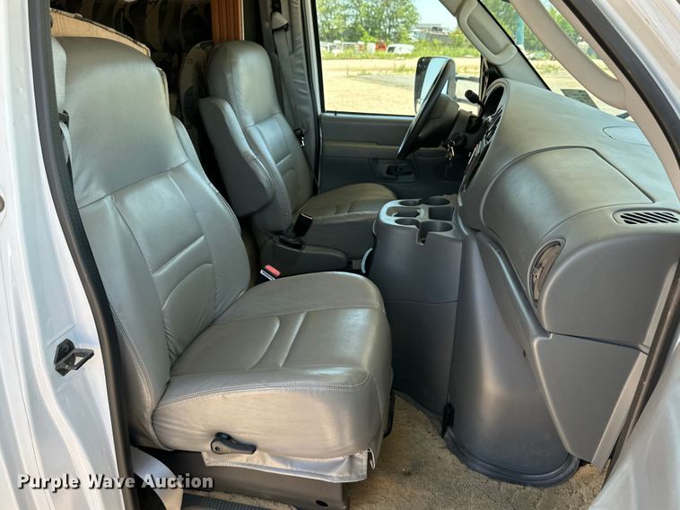 image for item DK6648 2004 Coachmen Leprechaun RV