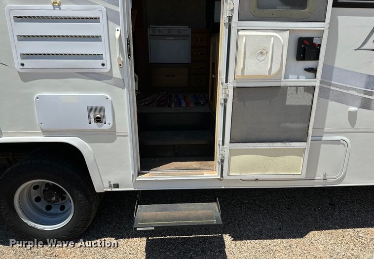 image for item DK6648 2004 Coachmen Leprechaun RV