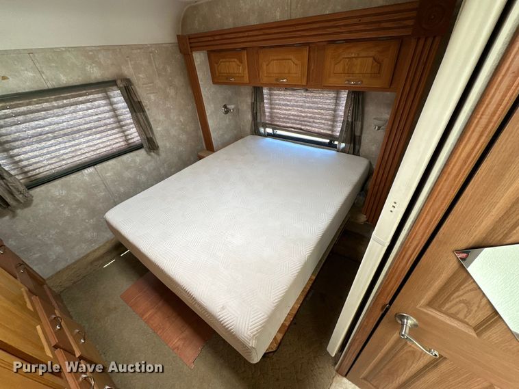 image for item DK6648 2004 Coachmen Leprechaun RV