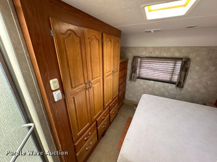 image for item DK6648 2004 Coachmen Leprechaun RV