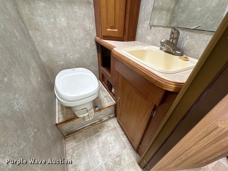 image for item DK6648 2004 Coachmen Leprechaun RV