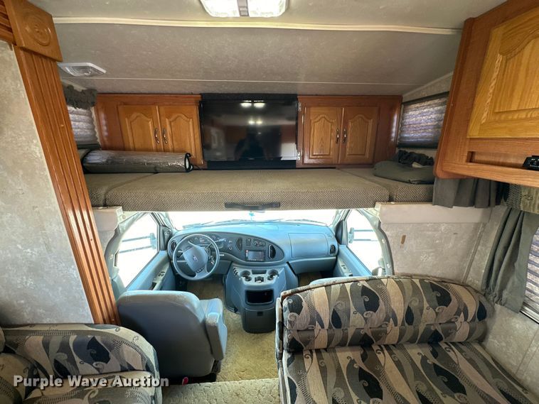 image for item DK6648 2004 Coachmen Leprechaun RV