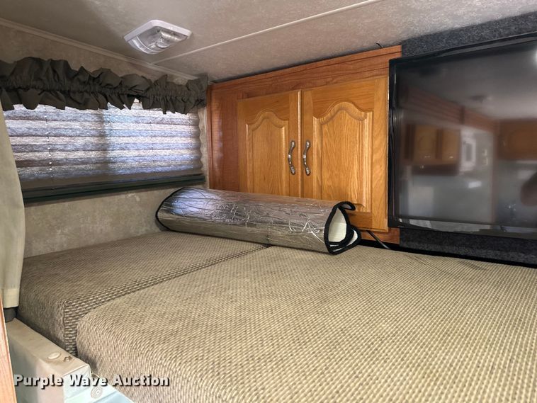 image for item DK6648 2004 Coachmen Leprechaun RV