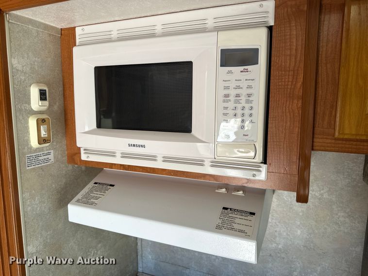 image for item DK6648 2004 Coachmen Leprechaun RV