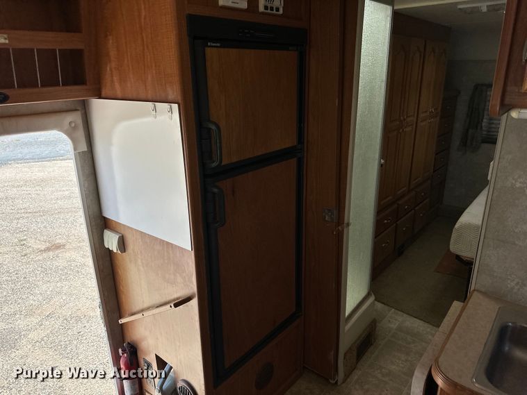 image for item DK6648 2004 Coachmen Leprechaun RV