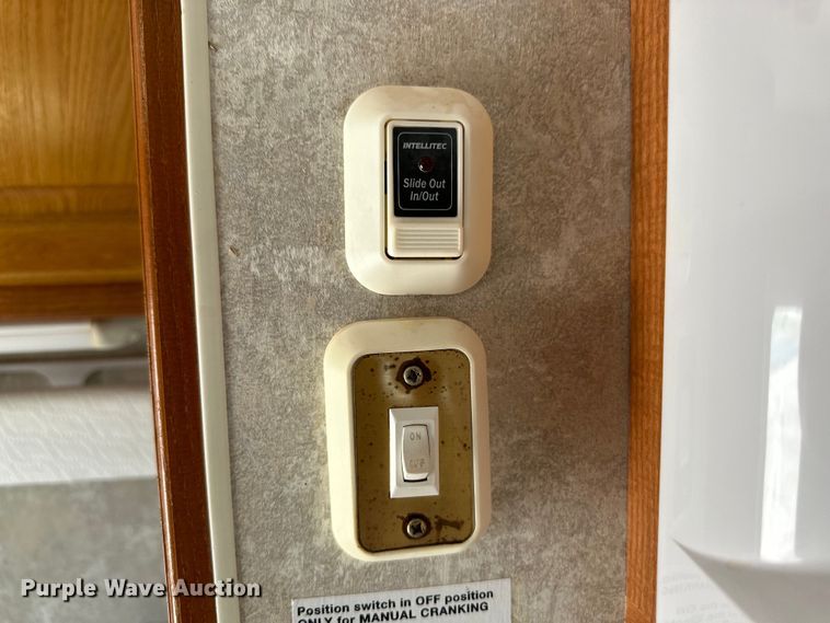 image for item DK6648 2004 Coachmen Leprechaun RV