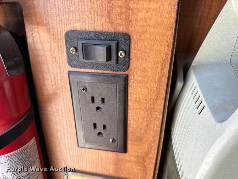 image for item DK6648 2004 Coachmen Leprechaun RV