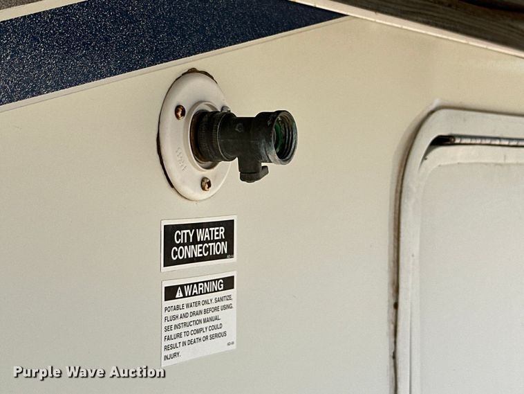 image for item DK6648 2004 Coachmen Leprechaun RV