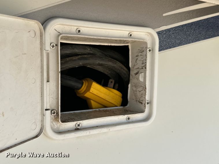 image for item DK6648 2004 Coachmen Leprechaun RV