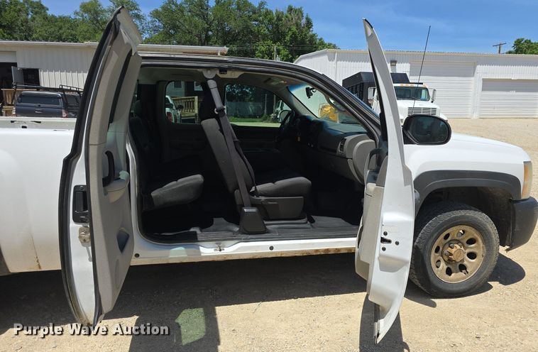 image for item DM1723 2011 Chevrolet  Silverado 1500 Ext. Cab pickup truck