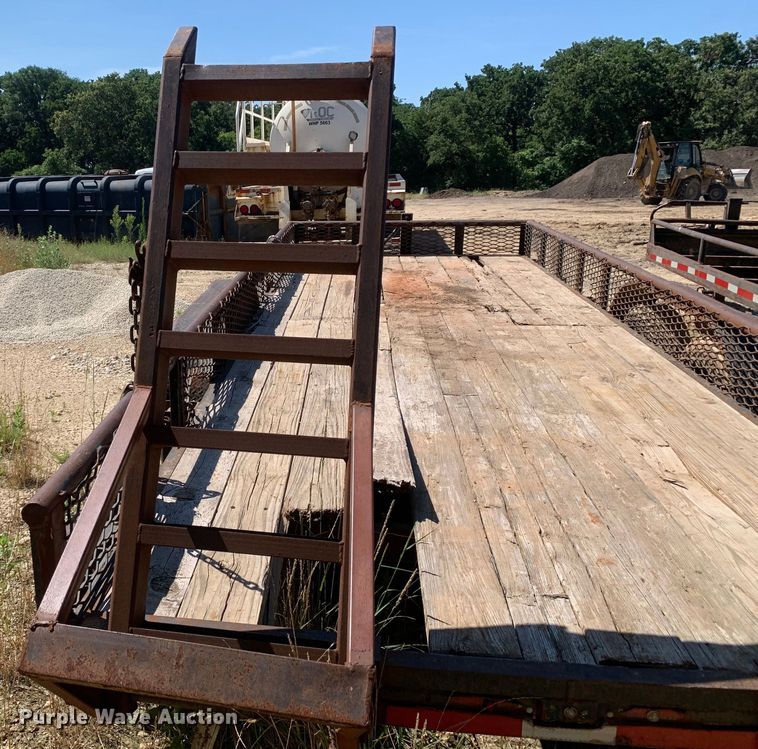 image for item DM7885 2003 Apache utility trailer