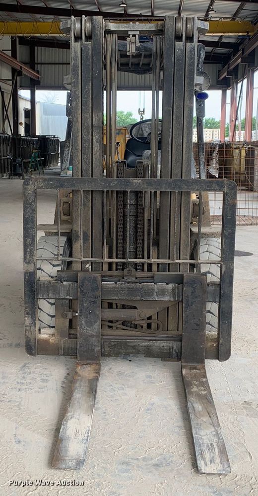 image for item DM7895 1994 Caterpillar DP40 forklift