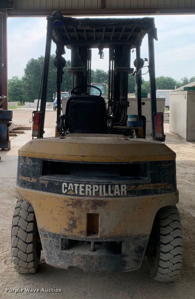 image for item DM7895 1994 Caterpillar DP40 forklift