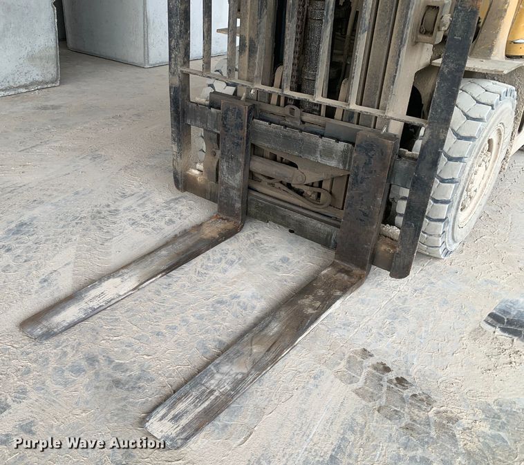 image for item DM7895 1994 Caterpillar DP40 forklift