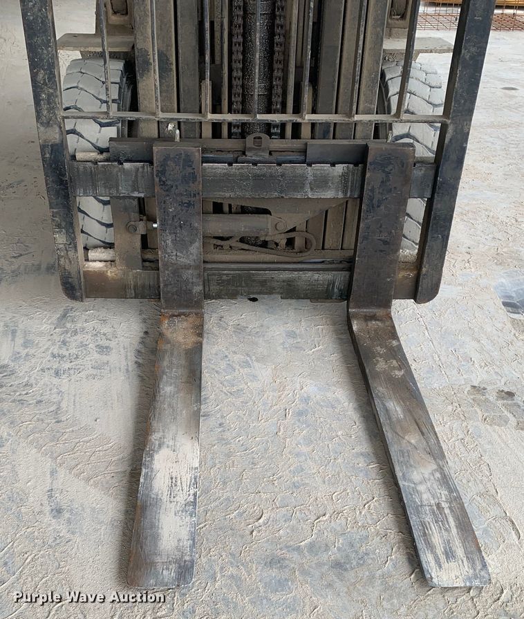 image for item DM7895 1994 Caterpillar DP40 forklift