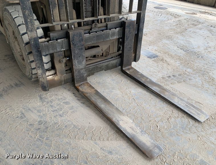 image for item DM7895 1994 Caterpillar DP40 forklift