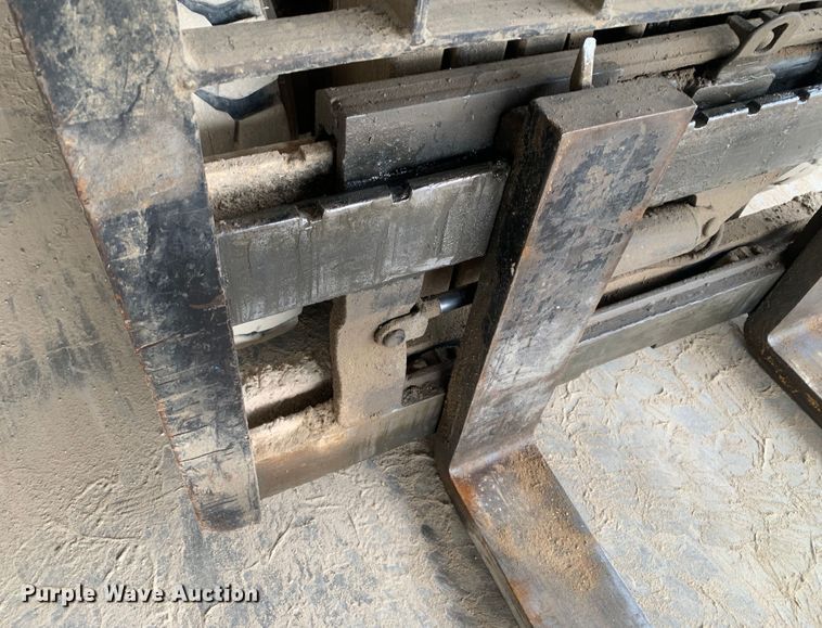 image for item DM7895 1994 Caterpillar DP40 forklift