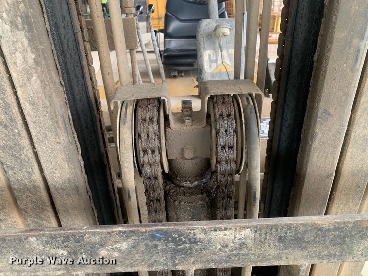 image for item DM7895 1994 Caterpillar DP40 forklift