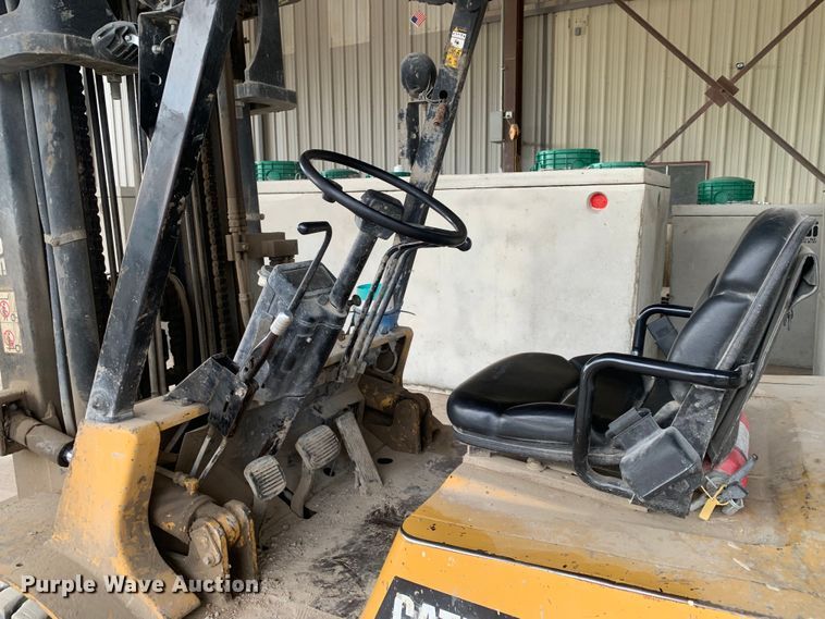 image for item DM7895 1994 Caterpillar DP40 forklift