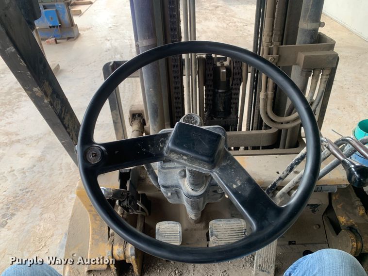 image for item DM7895 1994 Caterpillar DP40 forklift