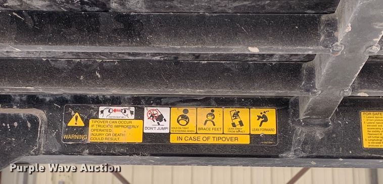 image for item DM7895 1994 Caterpillar DP40 forklift