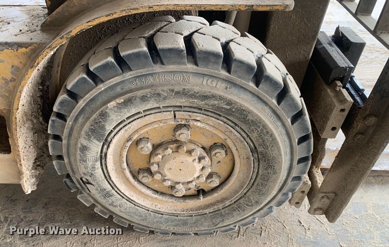 image for item DM7895 1994 Caterpillar DP40 forklift