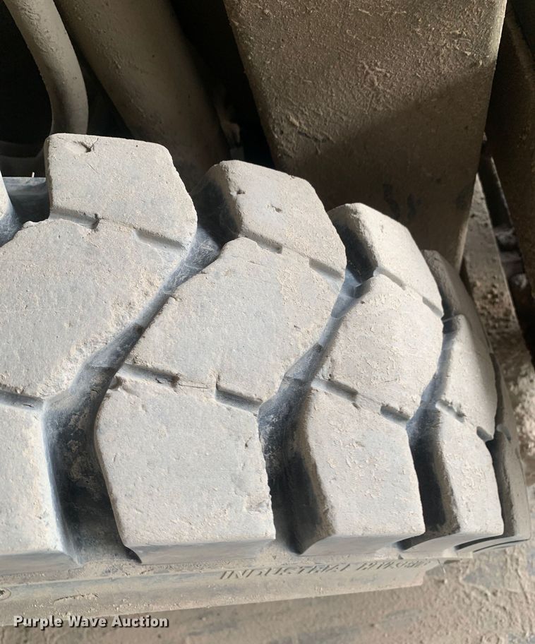 image for item DM7895 1994 Caterpillar DP40 forklift