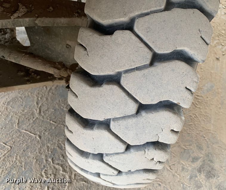 image for item DM7895 1994 Caterpillar DP40 forklift