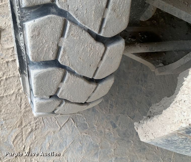 image for item DM7895 1994 Caterpillar DP40 forklift