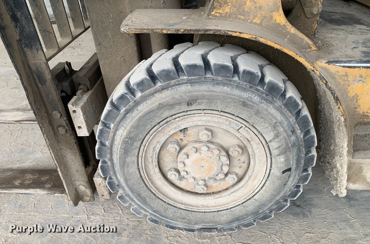 image for item DM7895 1994 Caterpillar DP40 forklift