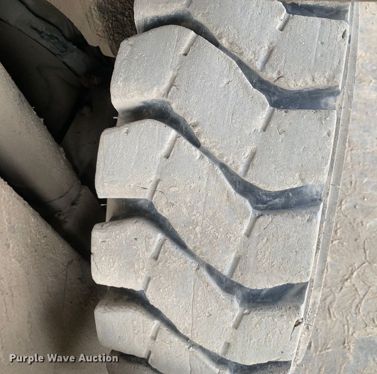 image for item DM7895 1994 Caterpillar DP40 forklift