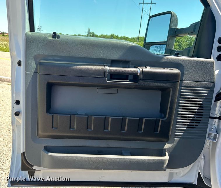 image for item DO6527 2013 Ford  F550 SuperCab truck cab and chassis