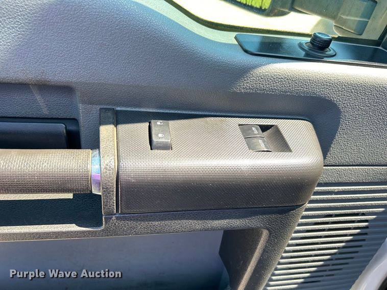 image for item DO6527 2013 Ford  F550 SuperCab truck cab and chassis