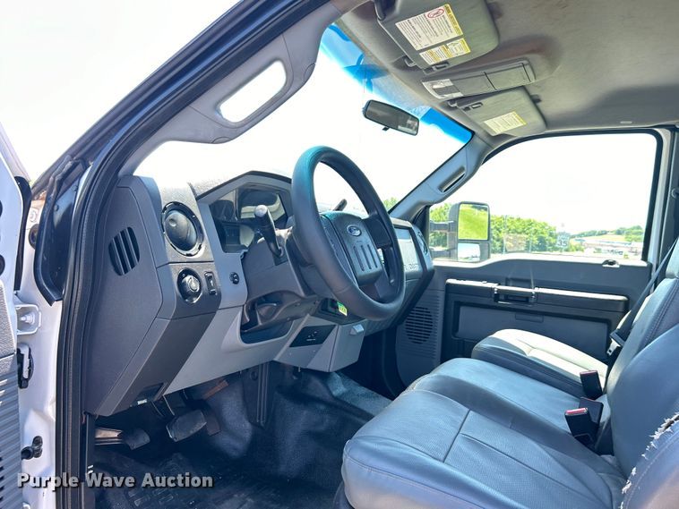 image for item DO6527 2013 Ford  F550 SuperCab truck cab and chassis