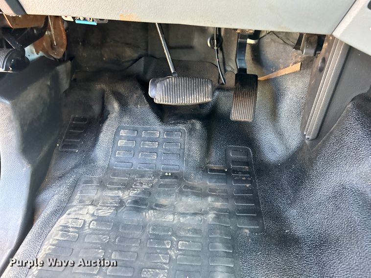 image for item DO6527 2013 Ford  F550 SuperCab truck cab and chassis