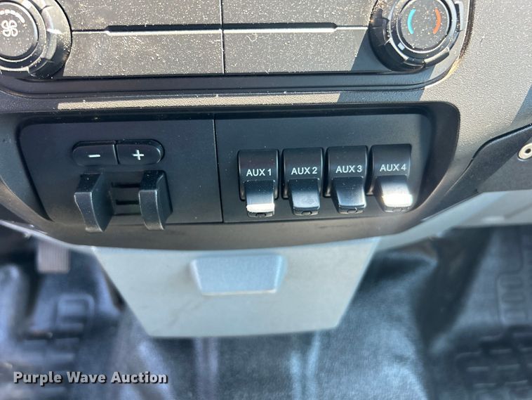 image for item DO6527 2013 Ford  F550 SuperCab truck cab and chassis